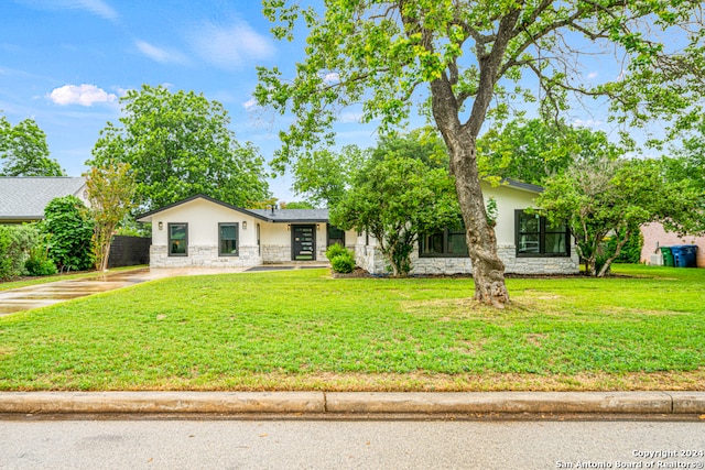 view of front of home featuring a front lawn