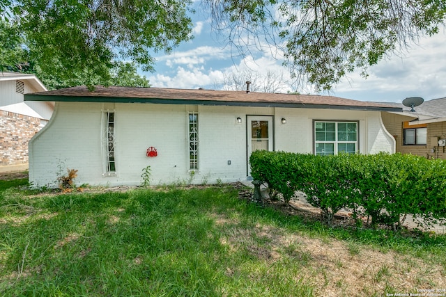 ranch-style house featuring a front lawn