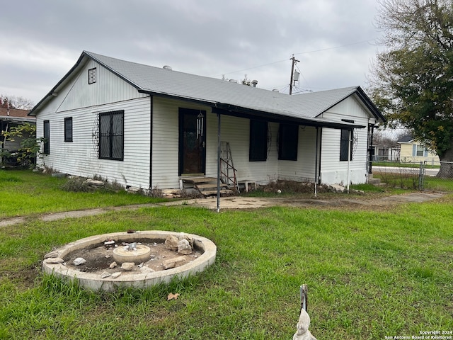 view of front of property featuring a front lawn