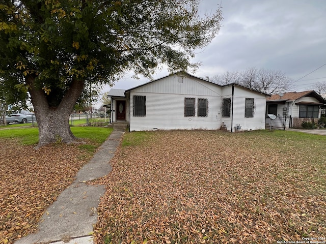 single story home featuring a front lawn