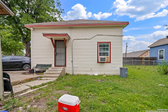 view of front facade with a front yard