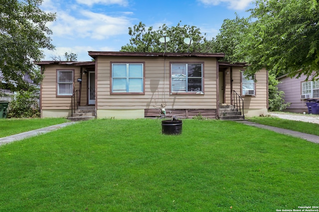 view of front facade with a front yard