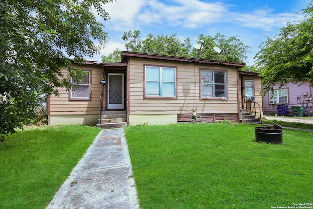 view of front facade with a front lawn