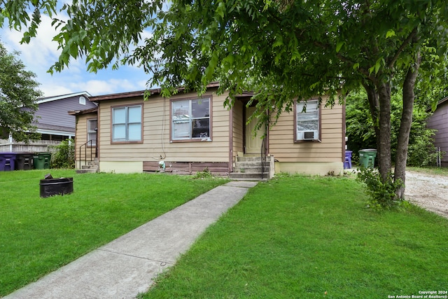 view of front of property featuring a front yard