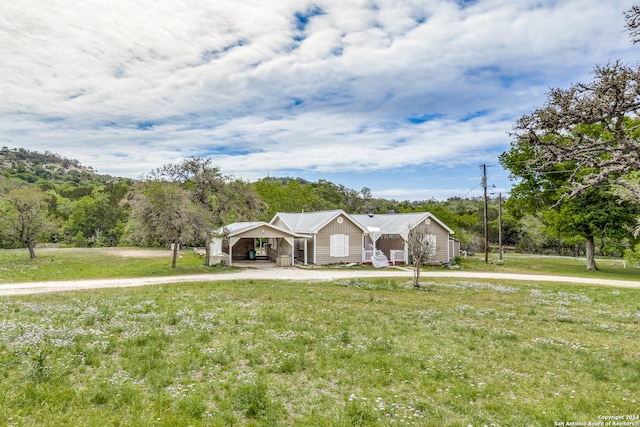 view of front of house with a carport and a front yard