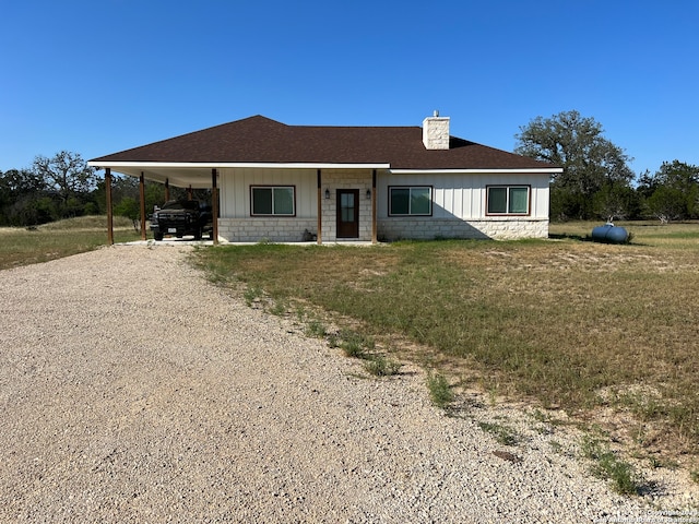 view of front facade featuring a front lawn and a carport