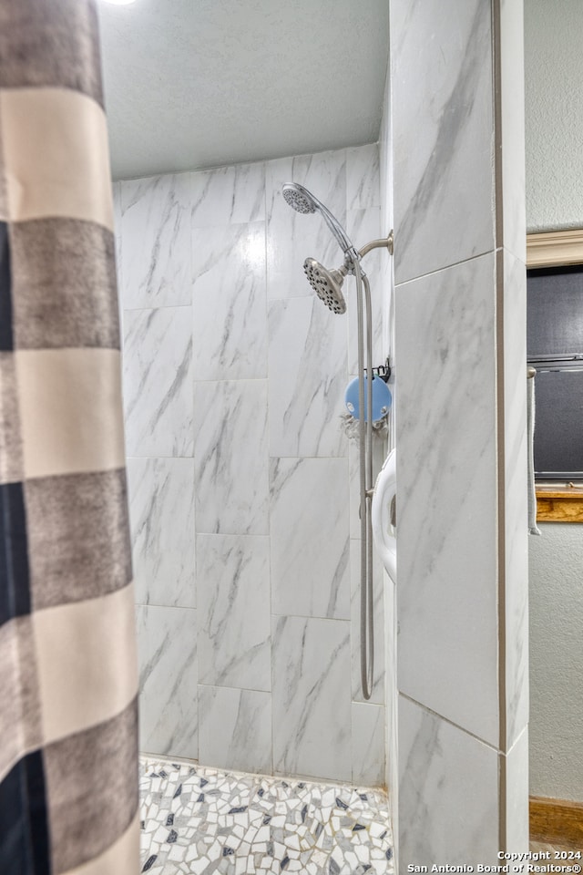 bathroom featuring tiled shower