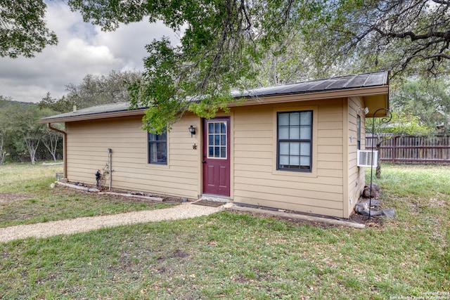 view of front of house featuring a front yard