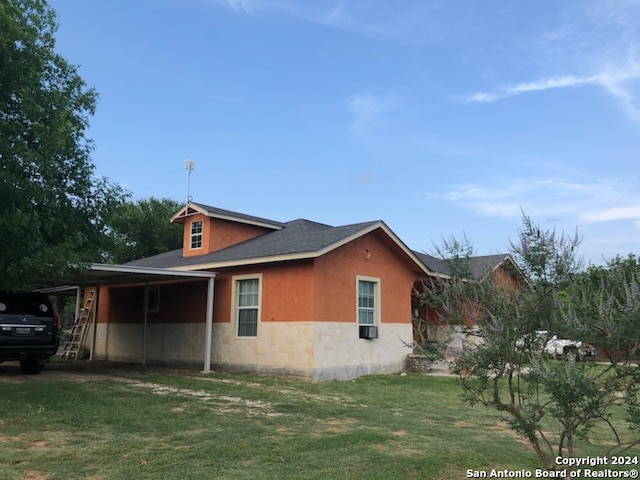 view of side of property featuring a lawn