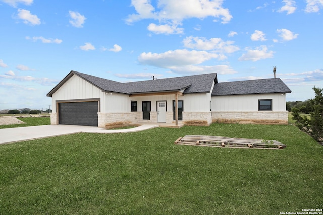 view of front facade with a garage and a front lawn