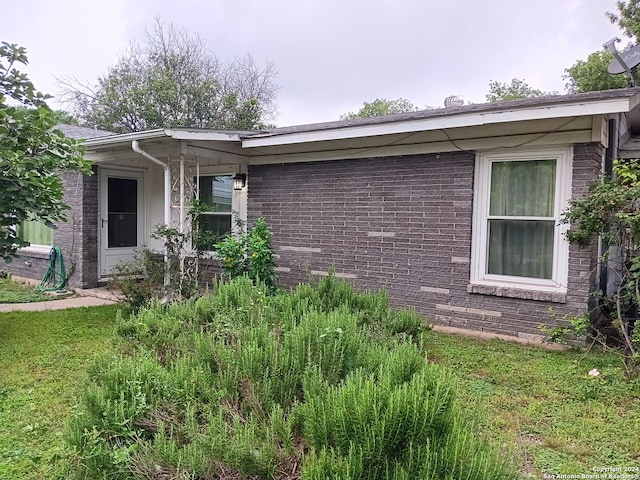 ranch-style house featuring a front yard