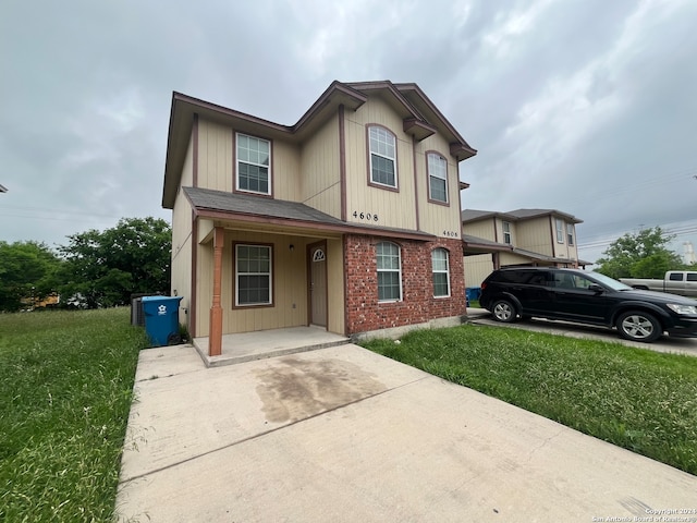 view of front of home featuring a front yard