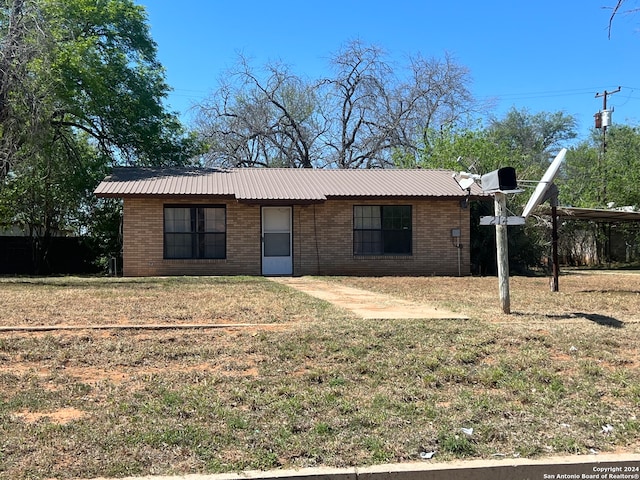 single story home with a front yard