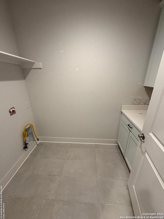 laundry room featuring light tile patterned floors