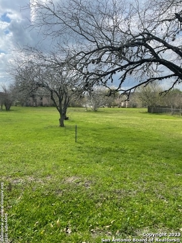 Listing photo 3 for 3 E Clayton St, Cuero TX 77954