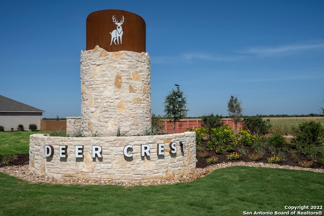 community sign featuring a lawn