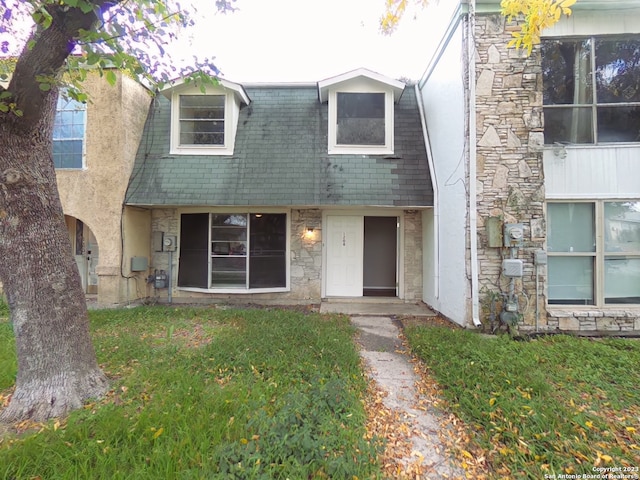 view of front of home with a front lawn