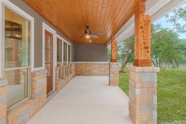 view of terrace with ceiling fan