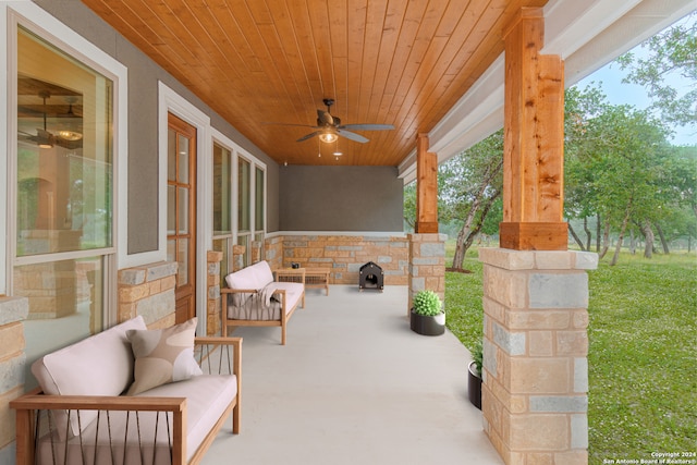 view of terrace featuring ceiling fan