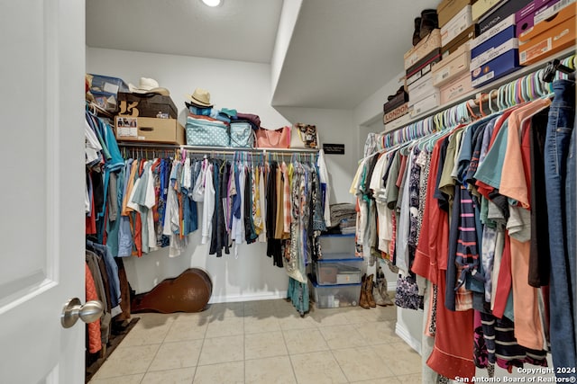 walk in closet with tile flooring