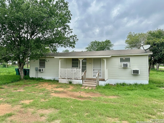 view of front facade featuring a front lawn and covered porch