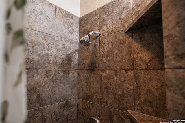 room details featuring a tile shower