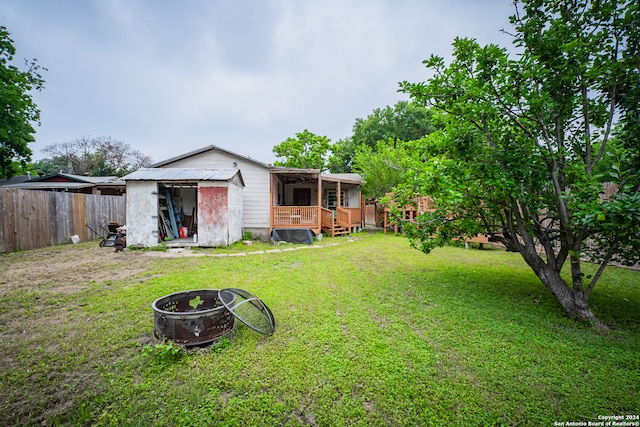 view of yard featuring a fire pit