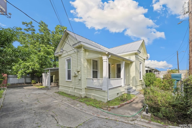 view of front of property featuring a carport and a porch