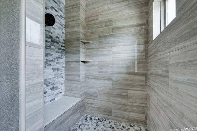 bathroom featuring a tile shower