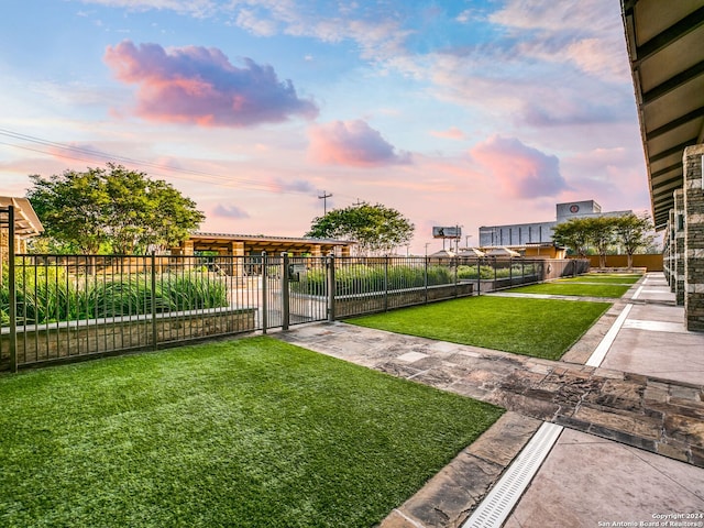 view of yard at dusk