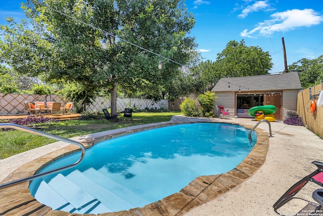 view of swimming pool