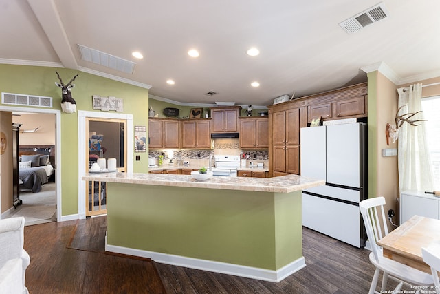 kitchen featuring crown molding, white appliances, dark hardwood / wood-style flooring, and a kitchen island with sink