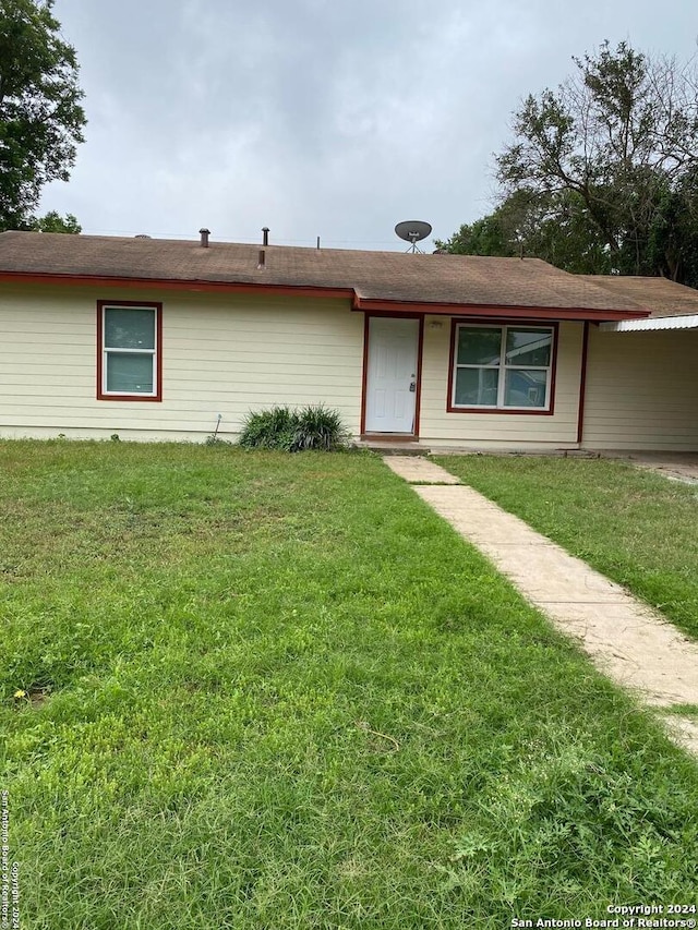 single story home featuring a front lawn