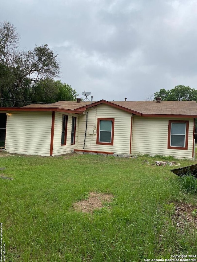 view of front of house featuring a front lawn