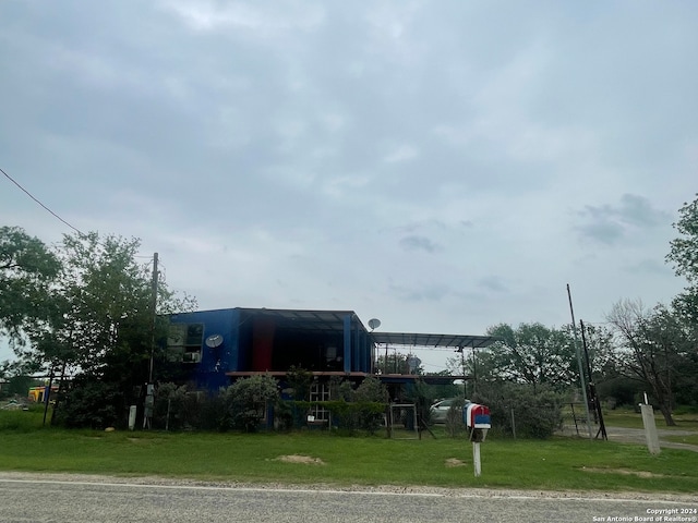 view of front of property with a front yard