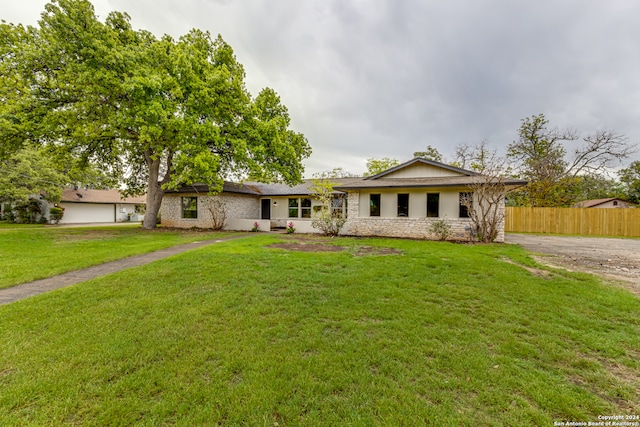 ranch-style home with a front yard