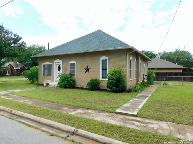 view of front of property featuring a front lawn