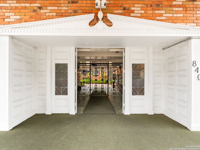 doorway to property with ceiling fan