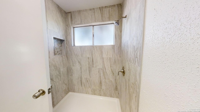 bathroom featuring a tile shower