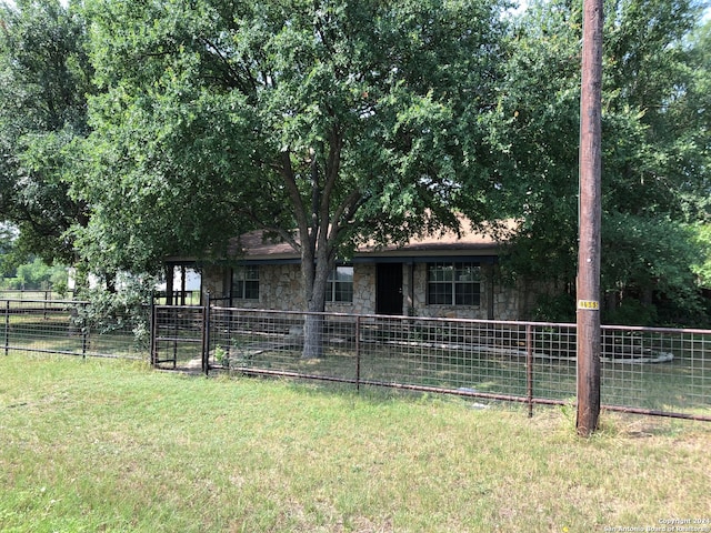 view of front of property with a front yard