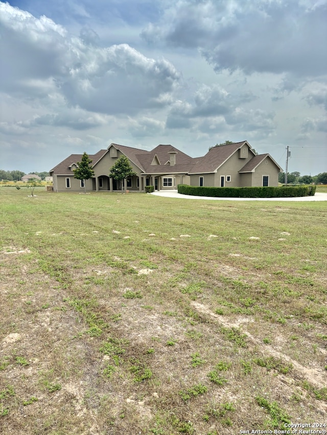 single story home with a front lawn