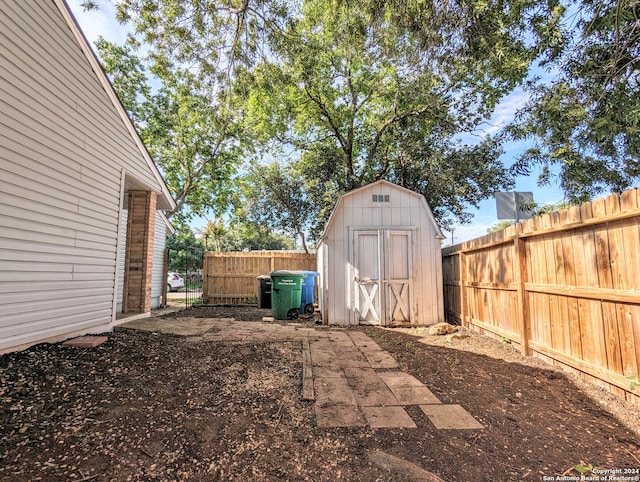 view of yard featuring a storage shed