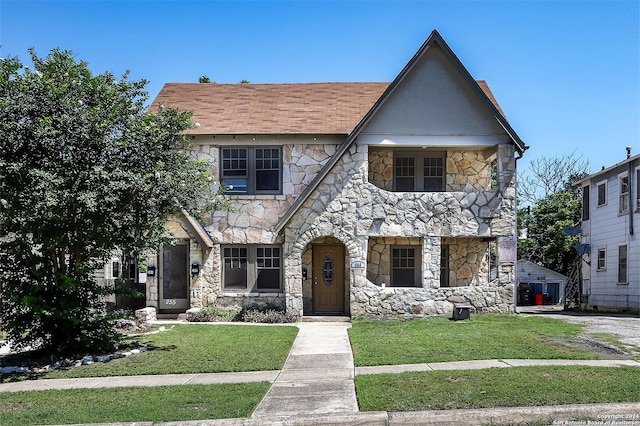 view of front of property with a front yard