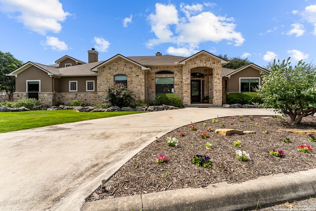 view of front of house featuring a front yard