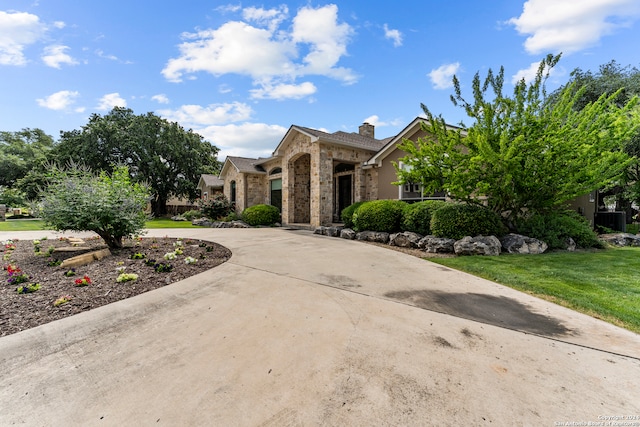 view of front of property featuring a front yard