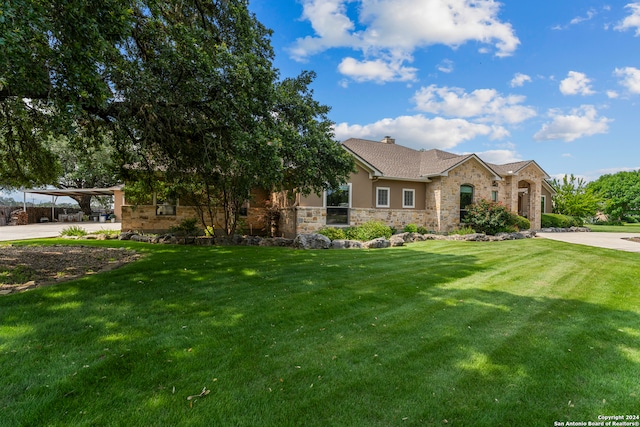 view of front of property featuring a front lawn and a carport