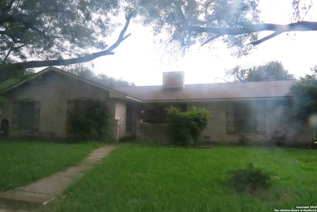 view of front of house with a front lawn