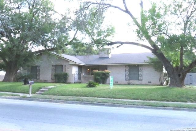 single story home featuring a front yard