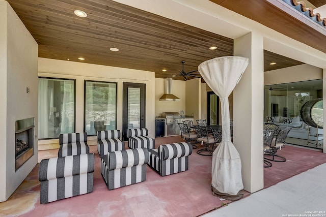 view of terrace with ceiling fan