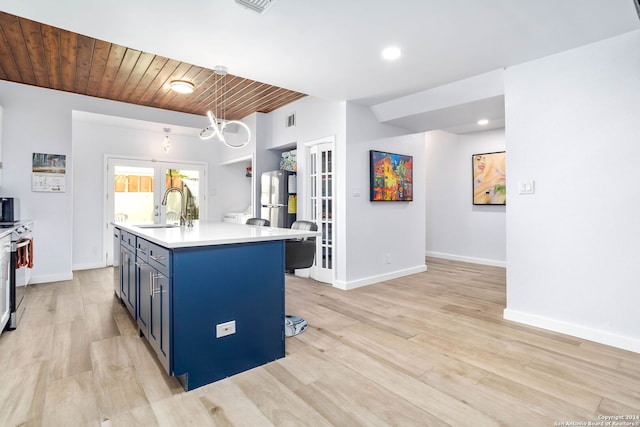 kitchen featuring light hardwood / wood-style floors, hanging light fixtures, a kitchen island with sink, wooden ceiling, and sink